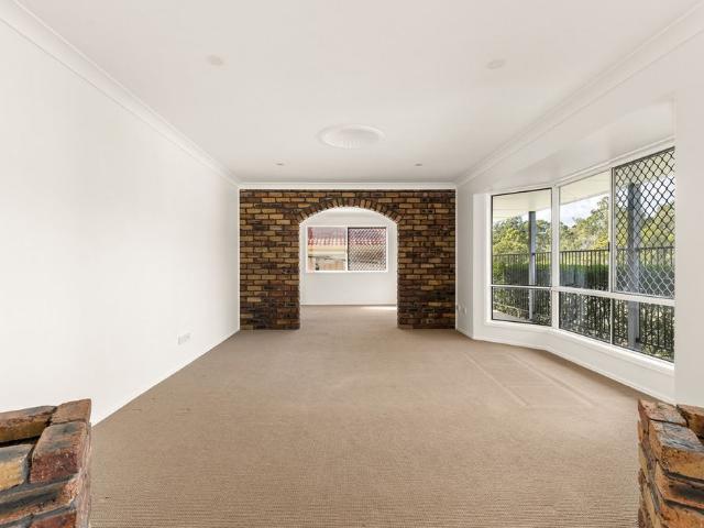 Modern Family Oasis: Refreshed Home in Carindale's Tranquil Setting