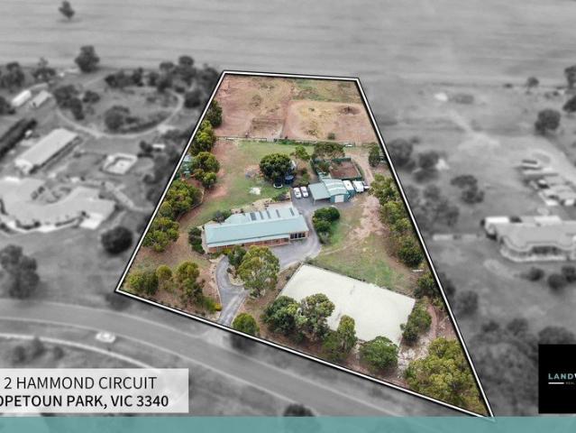 Modern Family Oasis with Extensive Shedding & Equestrian Facilities in Hopetoun Park