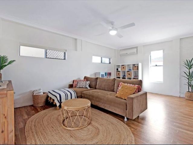 Modern Family Appeal In Perfect Parkside Setting!