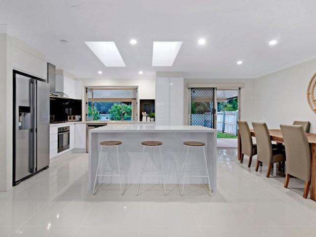 Modern Family Appeal In Perfect Parkside Setting!