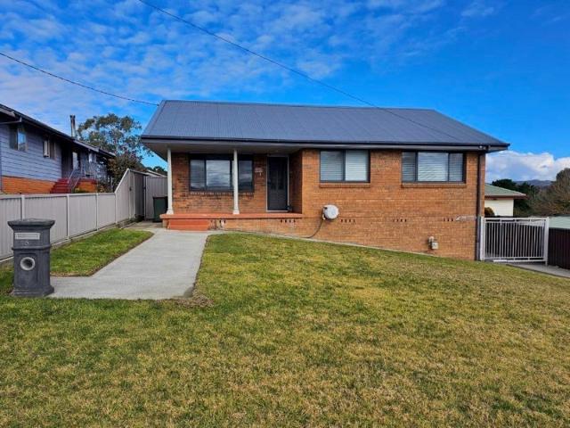 Modern Family Brick Veneer on 890 square metres