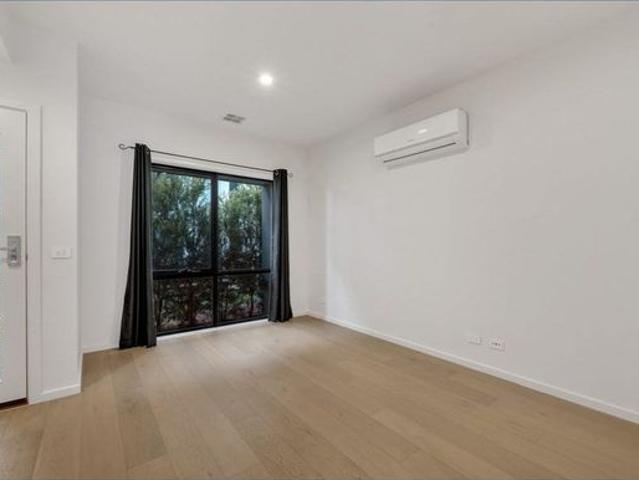 Modern Family Comfort in a Prime Cranbourne West Location!