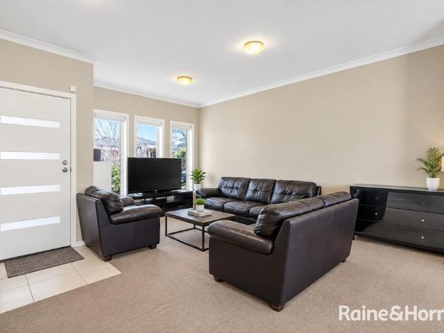 Modern Family Comfort in a Prime Roxburgh Park Location