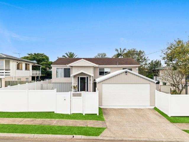 Modern Family Comfort on a Generous Block