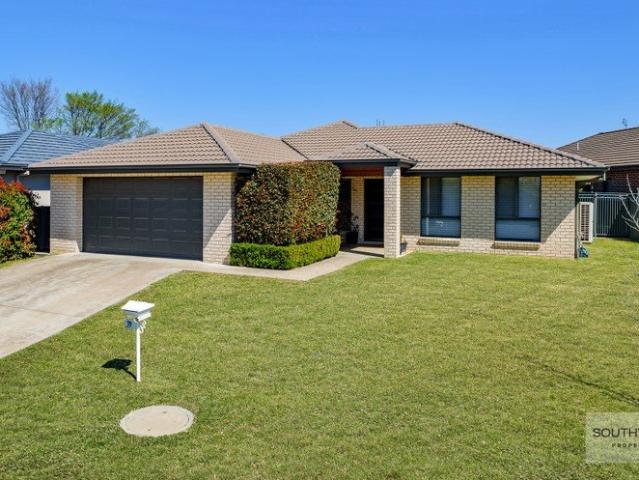 Modern Family Comfort on Golf Course Fringes
