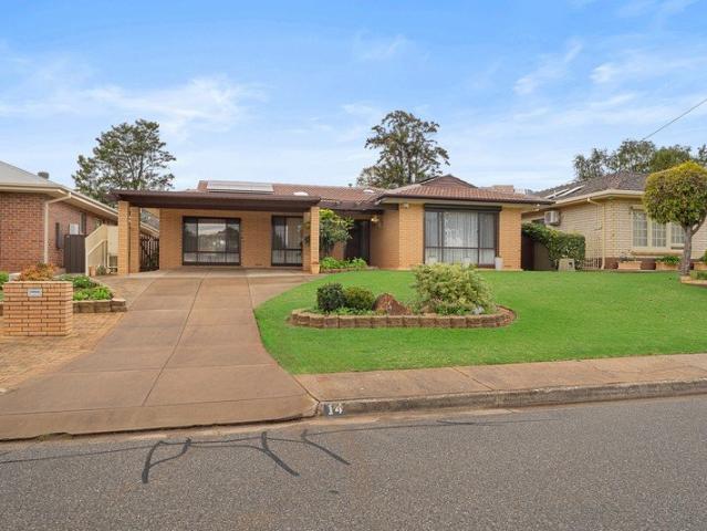 Modern Family Comfort, Sparkling Pool & Ultimate Convenience in Sturt