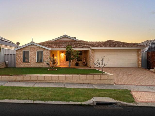 MODERN FAMILY COMFORT WITH AN EXCEPTIONAL ENTERTAINERS BACKYARD