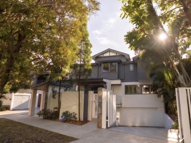 Modern Family Designer Living In One Of New Farm's Most Exclusive Pockets