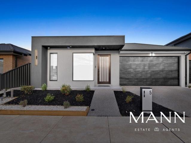 Modern Family Elegance in a Quiet Cul De Sac