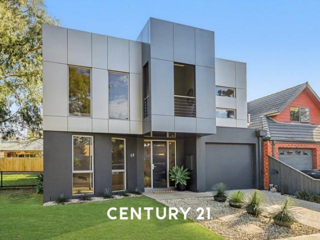 Modern Family Grandeur in a Quiet Oasis