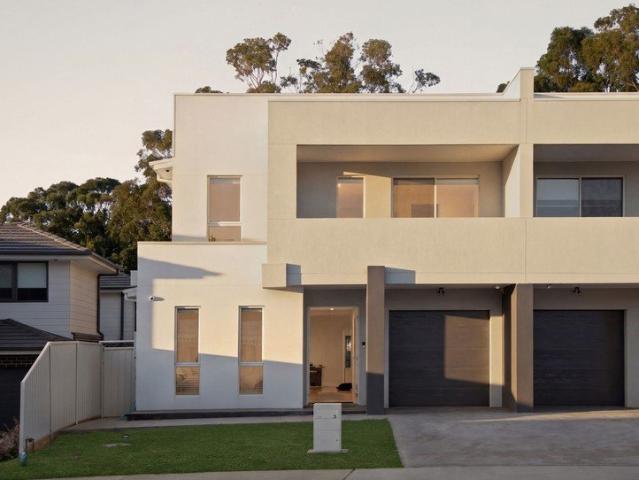 Modern Family Haven with Spacious Living and Outdoor Retreat