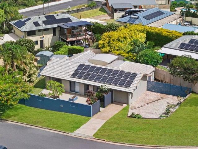 Modern Family Haven with Pool in Birkdale