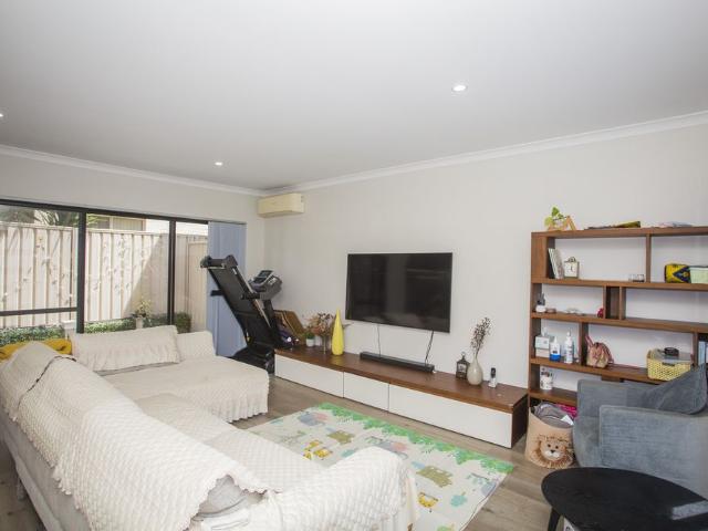 Modern family home with study nook and theatre room/4th bed