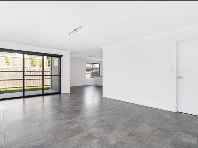 MODERN FAMILY HOME CLOSE TO LOCAL AMENITIES!