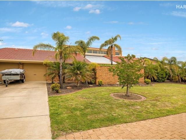 Modern Family Home Close to the Lake & Westfield