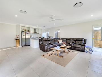 Modern Family Home A few minutes walk to Pallara School and parks