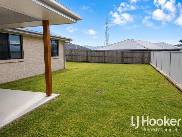 MODERN FAMILY HOME GREAT YARD SIZE CONVENIENT LOCATION
