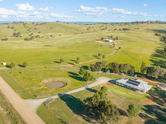 Modern family home, Huge Shed & 27acres with great views!