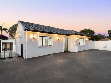Modern Family home in cul de sac position