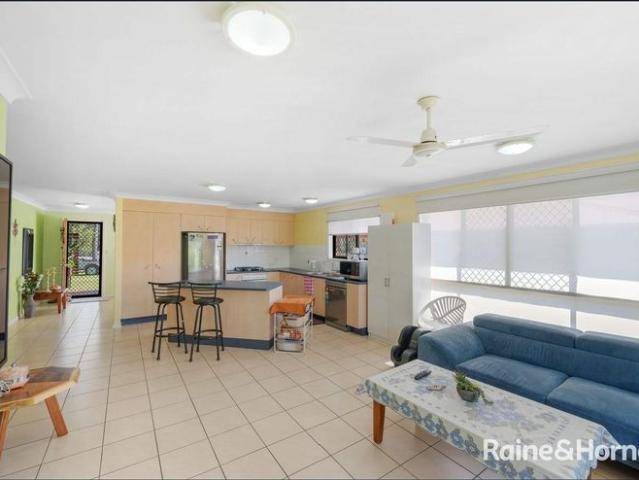 MODERN FAMILY HOME IN A CENTRAL LOCATION!