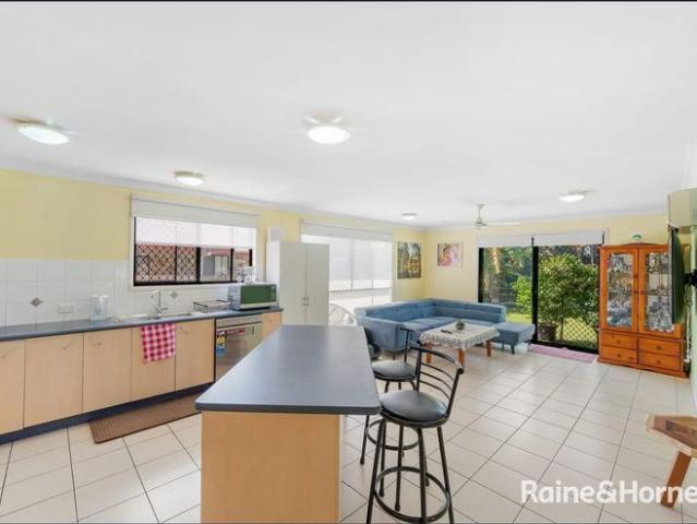 MODERN FAMILY HOME IN A CENTRAL LOCATION!