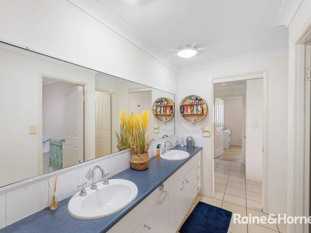 MODERN FAMILY HOME IN A CENTRAL LOCATION!