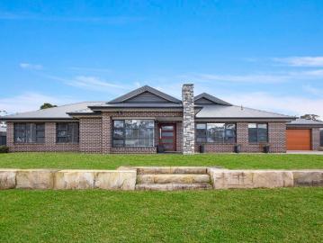 MODERN FAMILY HOME IN A PEACEFUL BLUE MOUNTAINS SETTING