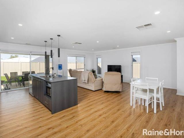 Modern Family Home in Boorooma