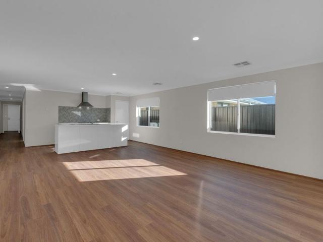 Modern Family Home in Lakelands