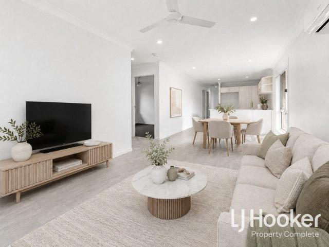 Modern Family Home in South Rock Precinct!