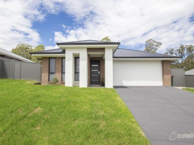 MODERN FAMILY HOME IN POTTERS LANE!