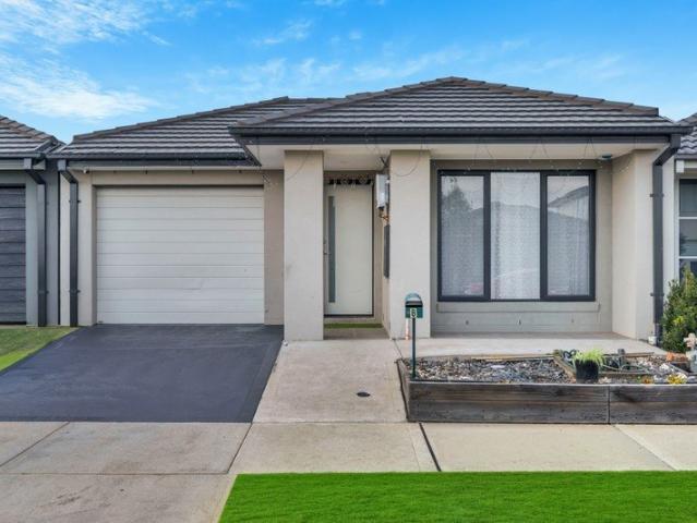 4 Bedroom modern Home with Solar Panels Next to Donnybrook Station!