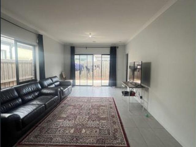Modern Family Home in Prime Officer Location