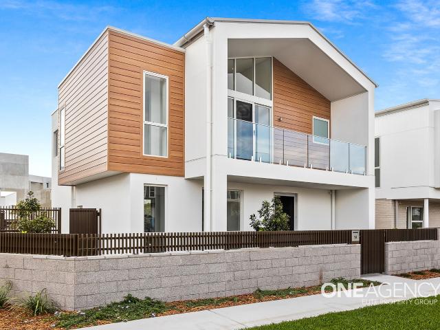 MODERN FAMILY HOME IN PRIME MARINA PRECINCT