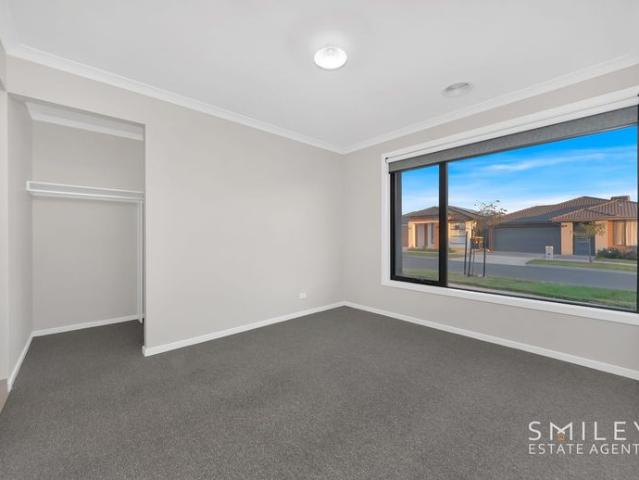 Modern Family Home in Prime Strathtulloh Location!