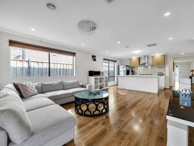 Modern Family Home in Prime Upper Point Cook !