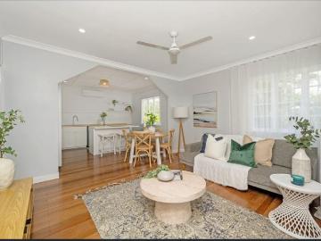 MODERN FAMILY HOME IN WULGURU + UTILITY ROOM WITH A BAR + LARGE FULLY FENCED CORNER BLOCK!