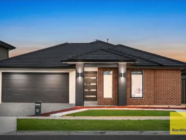 Modern Family Home in the Growing Mambourin Community