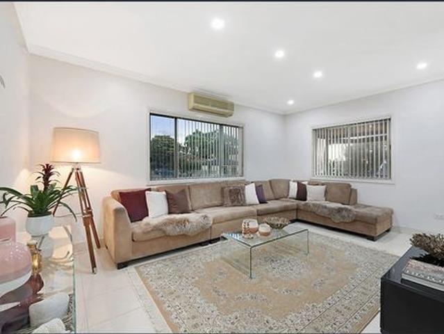 MODERN FAMILY HOME IN THE HEART OF GREENACRE