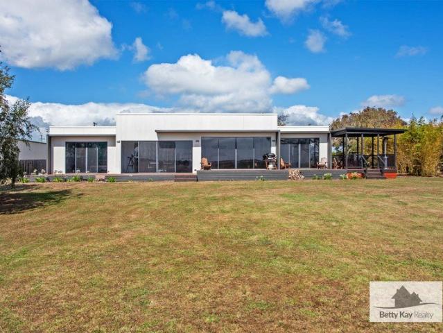 Modern Family Home on 3081sqm
