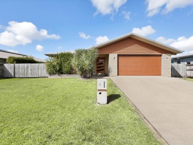 MODERN FAMILY HOME ON LARGE BLOCK!
