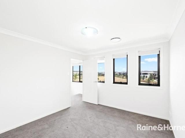 Modern Family Home Opposite Parklands in The Ponds