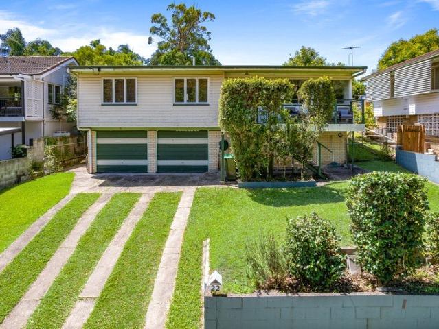 Modern Family Home Opposite Parklands