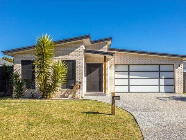 MODERN FAMILY HOME OPPOSITE RESERVE