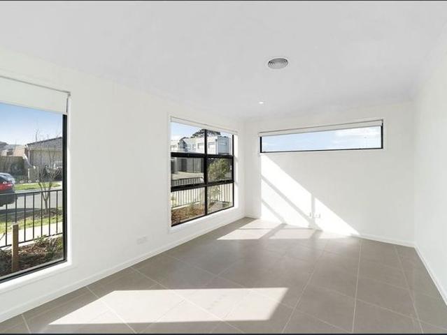 Modern Family Home Plus Study Close To All Amenities