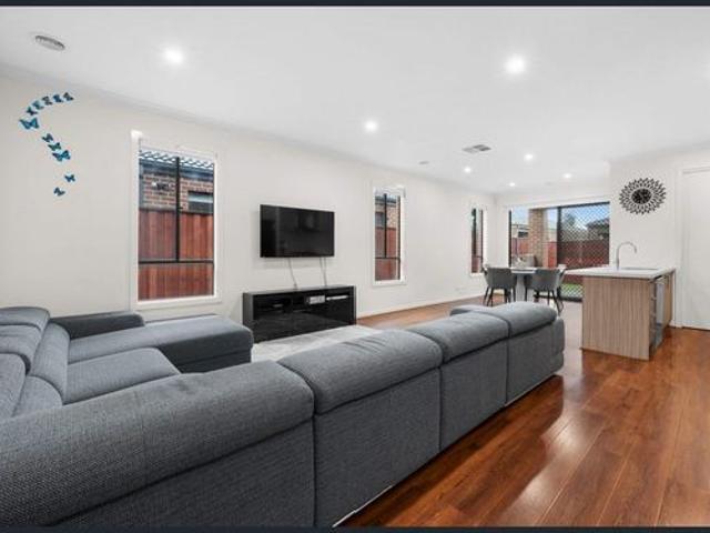 Modern Family Home with 4 Bedrooms in Mickleham