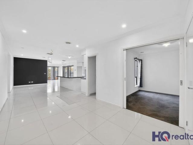 Modern Family Home with 4 Bedrooms in Point Cook