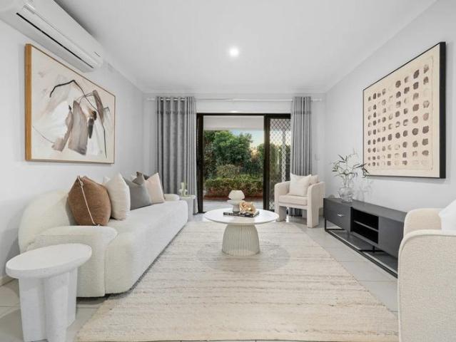 Modern Family Home with 5 Air Cons and 2.6m high ceiling
