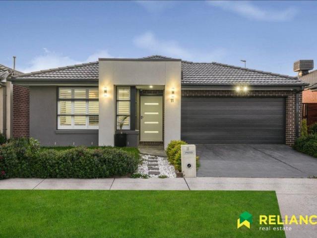 Modern Family Home with Two Living Areas in Cloverton Estate