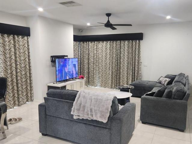 Modern Family Home with Two Living Areas ​Prime Location: Walking distance to local schools and Kalkallo Shopping Centre